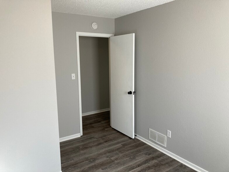 Building Photo - 2107 Highridge Dr