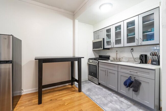 Building Photo - 340 E 80th St