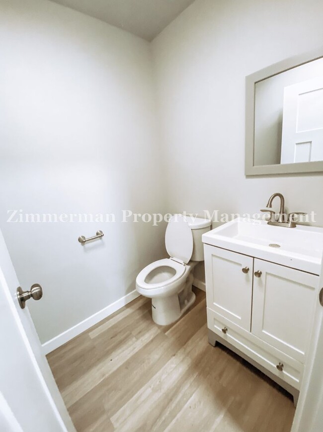 Building Photo - 3 Bedroom 2.5 Bathroom Townhome!