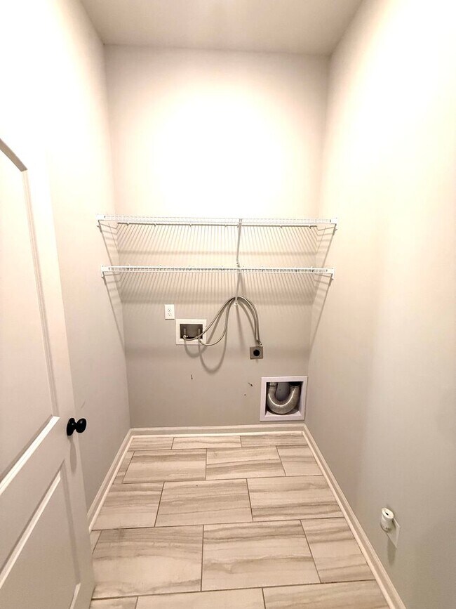 Building Photo - ** 3 Bed 2 Bath located in StoneyBrooke Pl...