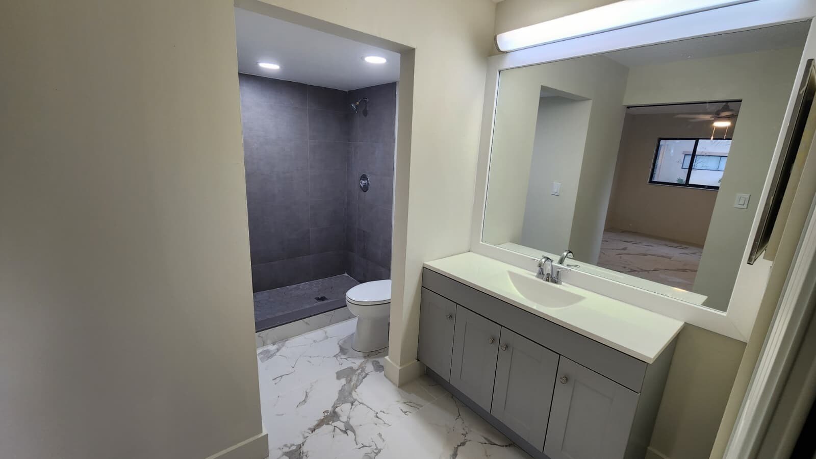 Building Photo - 805 NE 199th St