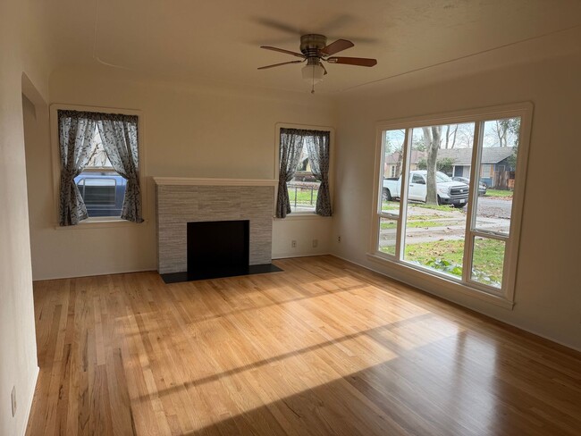 Building Photo - Great 2 bedroom 1 bath ready to move in