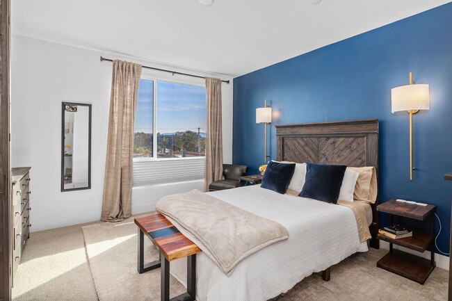 Building Photo - Beautiful upgraded 3 bedroom townhome with 2 car garage!