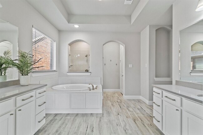 Building Photo - 138 Spanish Bluebell Dr