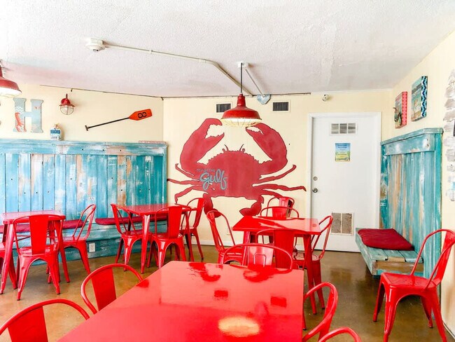 Building Photo - 8817 S Thomas Dr