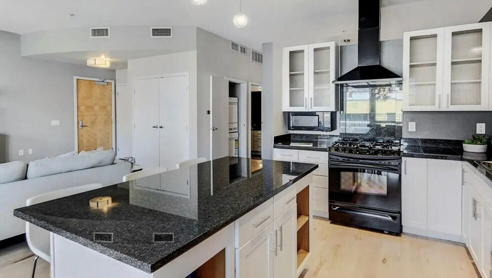 Building Photo - 1438 Little Raven St