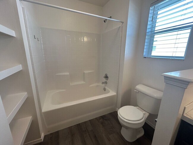 Building Photo - 3 Bedroom plus Loft For Rent! Victory Sout...