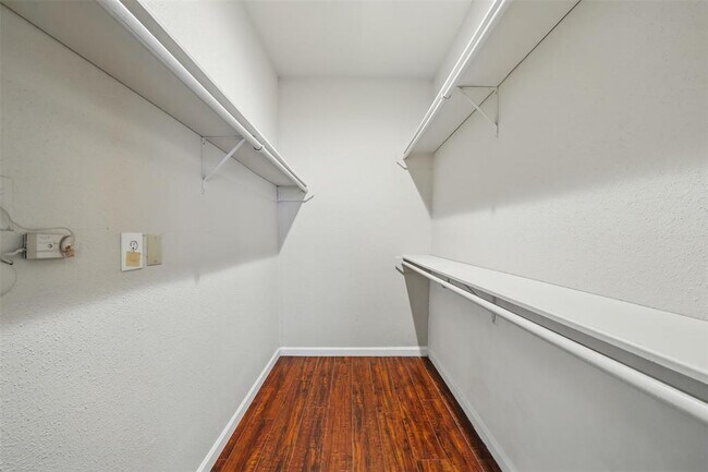 Building Photo - 2255 Braeswood Park Dr