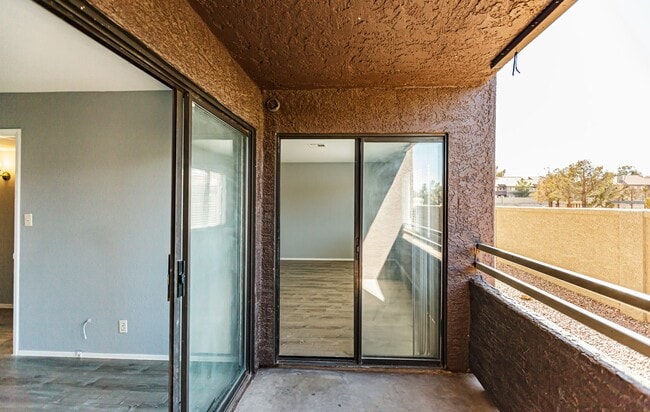 Building Photo - Downstairs Condo with Lots of Upgrades