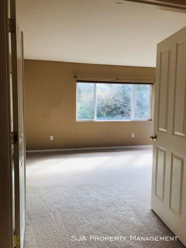 Building Photo - Large and Spacious Home in Renaissance Ridge!