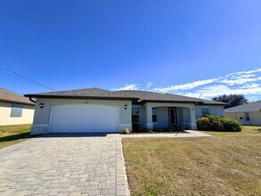 Building Photo - 4 Bed, 2 Bath Available Now in NW Cape Coral