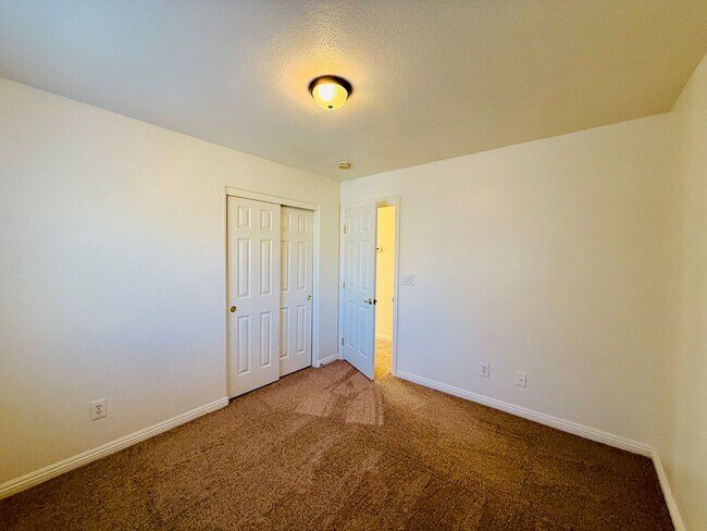 Building Photo - Great Spacious 3 bedroom Townhome Availabl...