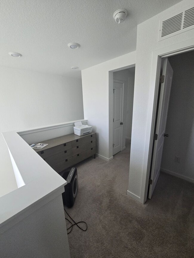 Building Photo - Spacious 4B/3B Available Early April!