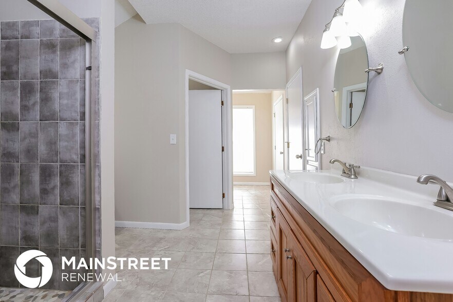 Building Photo - 204 W 24th St