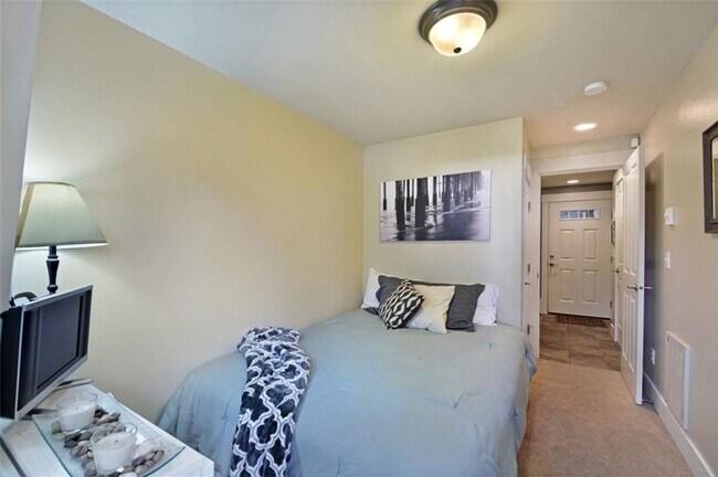 Building Photo - Stylish Townhome 4 Blocks North of Green Lake