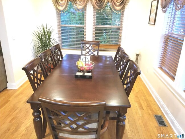 Building Photo - 1093 Shippan Ave