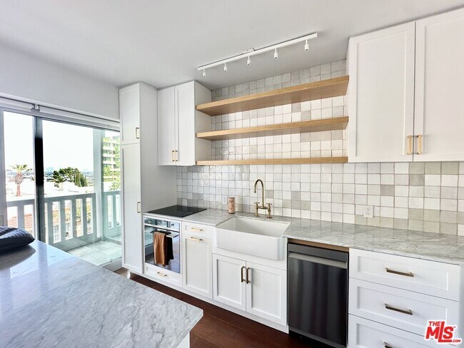Building Photo - 999 N Doheny Dr