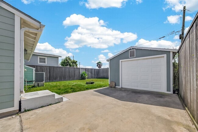 Building Photo - 5721 Sylvia Dr