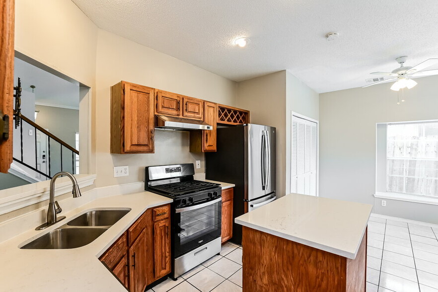 Building Photo - 6018 Fern Hollow Ct