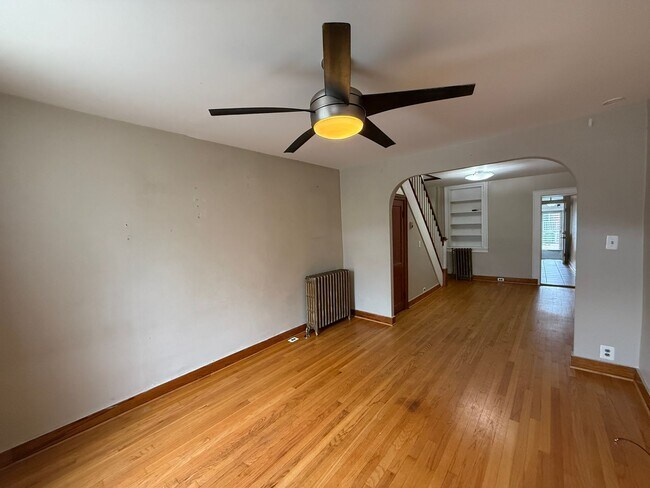 Building Photo - Charming 2 Bed w/ Parking | Steps from Lat...
