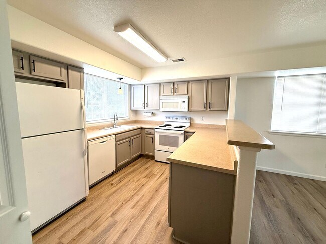 Building Photo - Gorgeous 3 bed/2.5 bath townhome in Welby ...