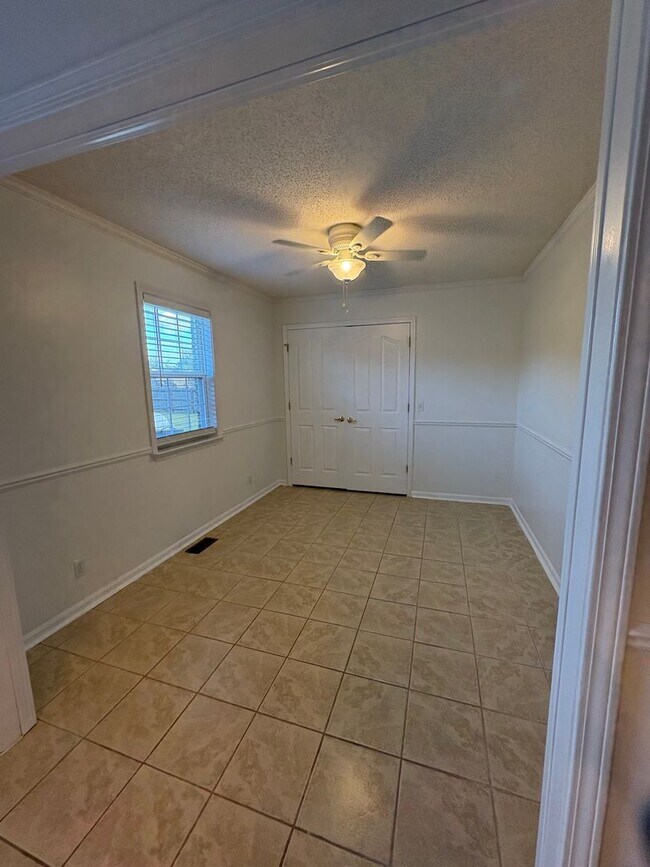 Building Photo - SPACIOUS & Beautiful Home Just Outside She...