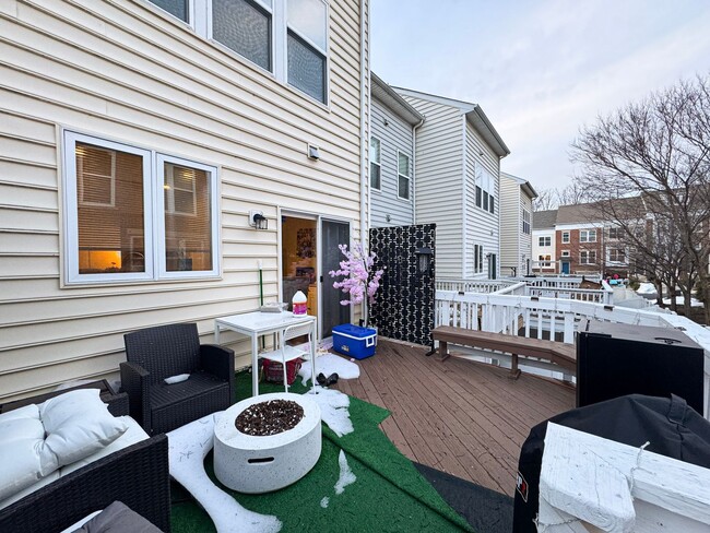 Building Photo - Beautiful 3 Bed 3.5 Bath Interior Townhome In Vibrant Brambleton Landbay