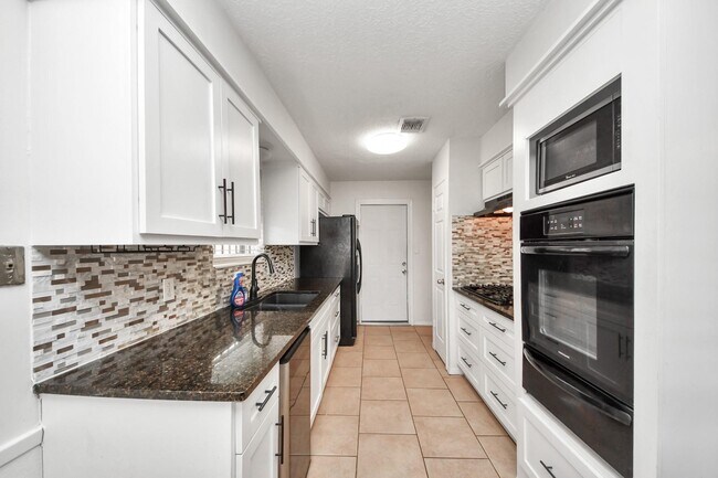 Building Photo - 1415 Parry-Sound