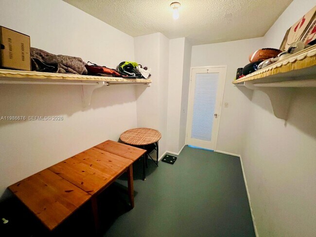 Building Photo - 900 Bay Dr