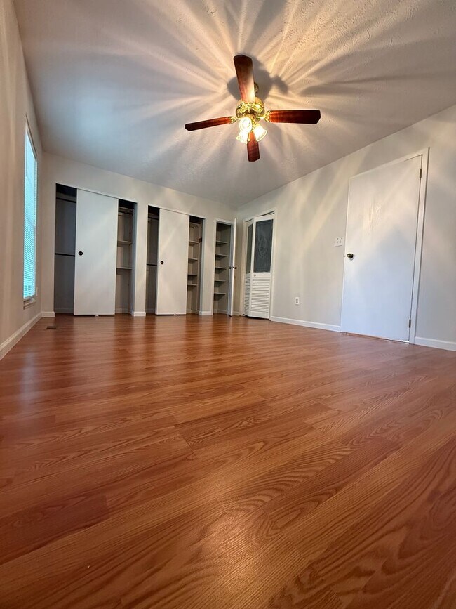 Building Photo - 2 BEDRM CONDO AVAILABLE NOW! MONTHLY RENT ...