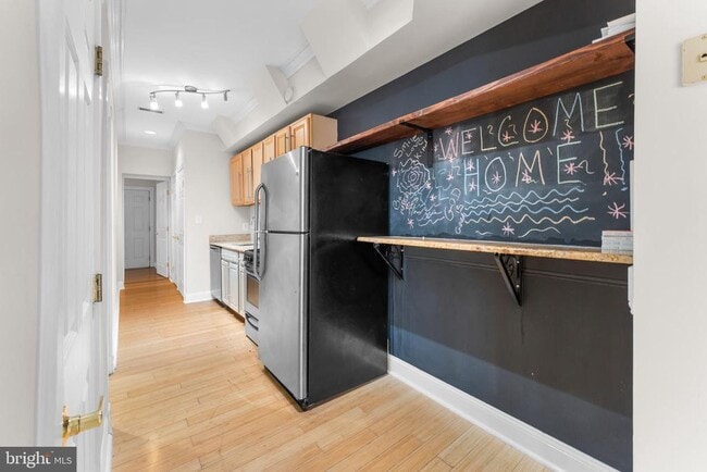 Building Photo - 550 Hobart Pl NW