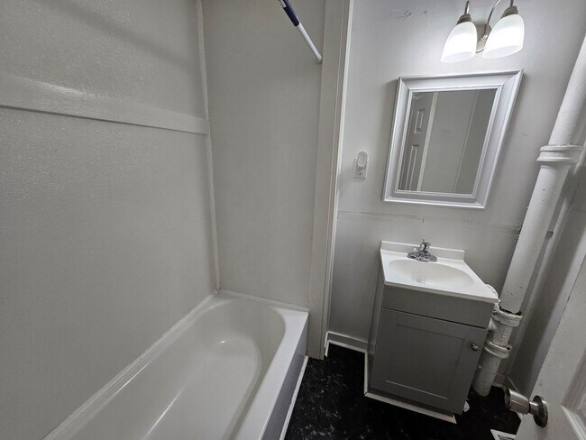 Building Photo - 109 E Eichel Ave