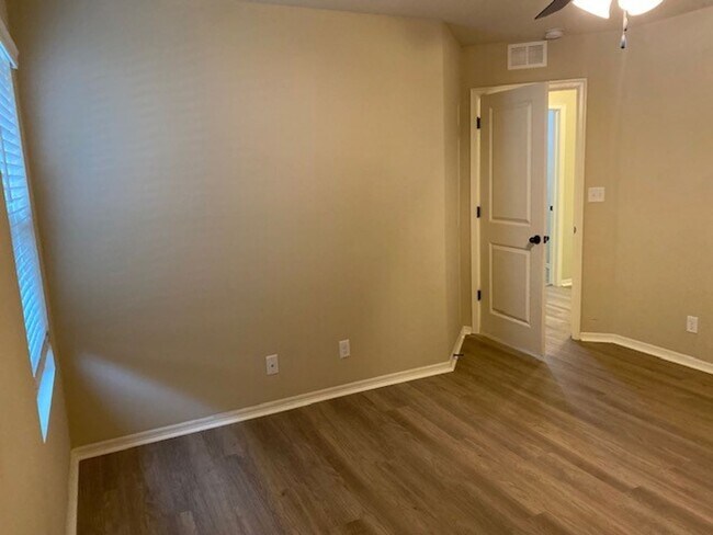 Building Photo - Spacious 4 Bed | 2 Bath | Large backyard | Bixby