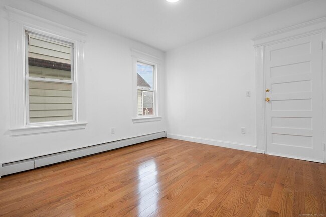 Building Photo - 565 Carroll Ave