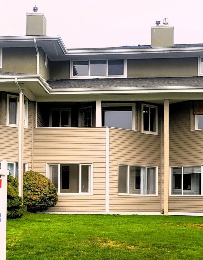 Building Photo - Bayview Townhouse Condo in Blaine with Gar...