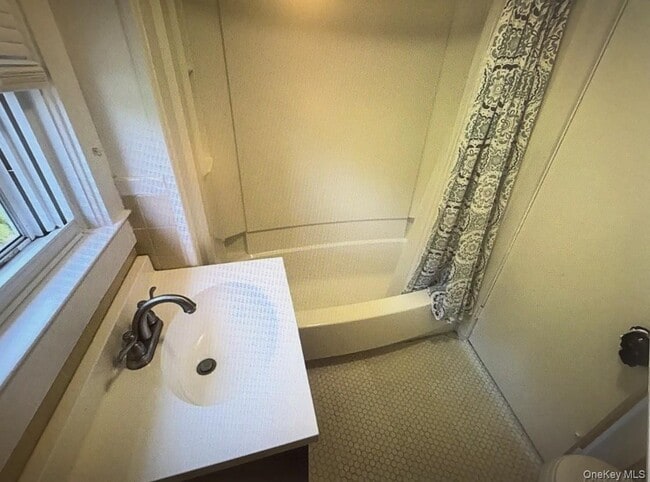 Building Photo - 2 Orchard Neck Rd