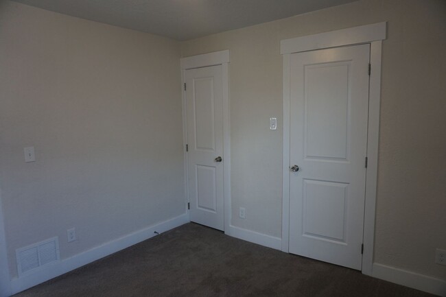Building Photo - 500 E. Duplex
