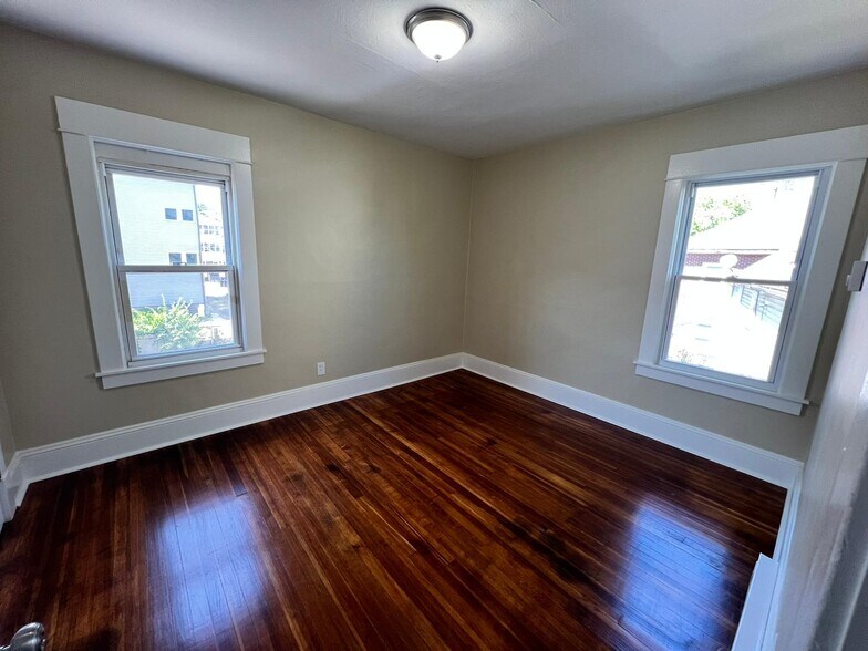 Building Photo - 988 Chicopee St