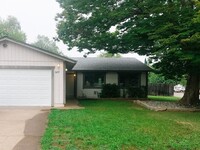Building Photo - 3 bedroom, 2 bathroom home n a great neigh...