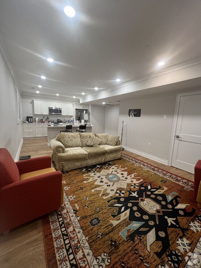 Building Photo - Recently renovated 3 spacious bedrooms + 2...