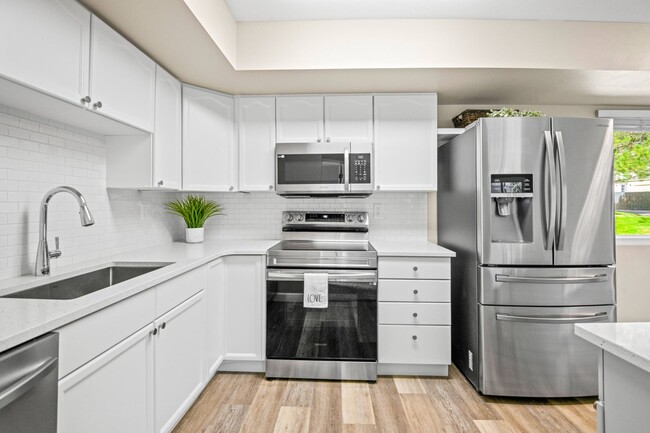 Building Photo - Evolve Real Estate: Beautifully Updated 2 ...