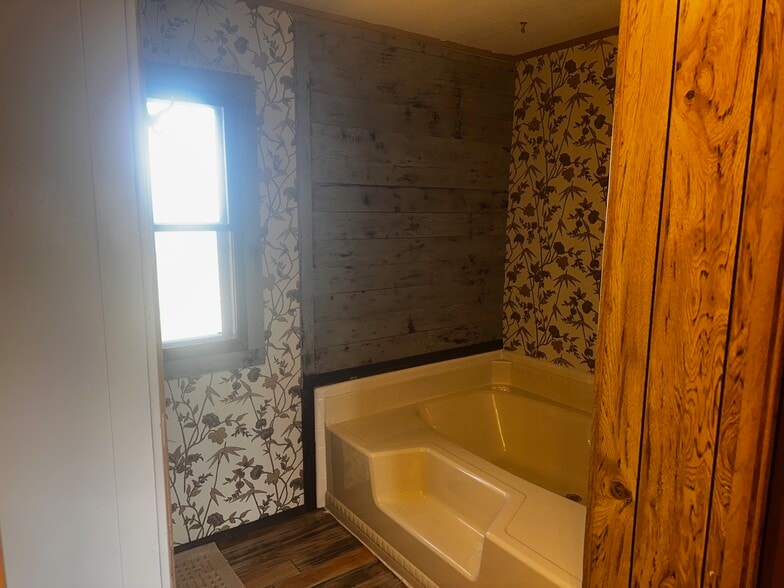 Master Bath - 258 County Road 342
