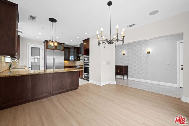 Building Photo - 420 S Beverwil Dr