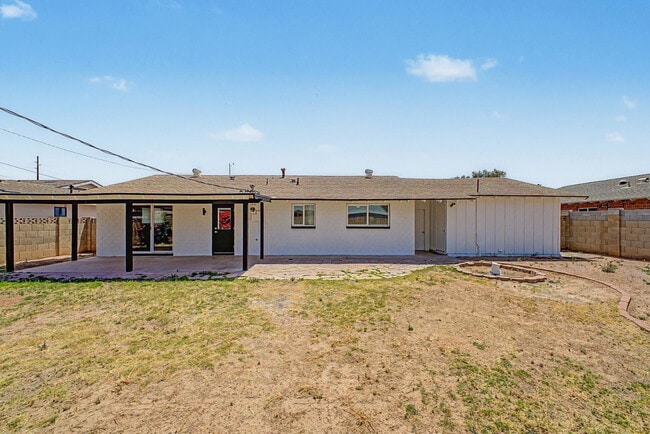 Building Photo - 8730 E Rancho Vista Dr
