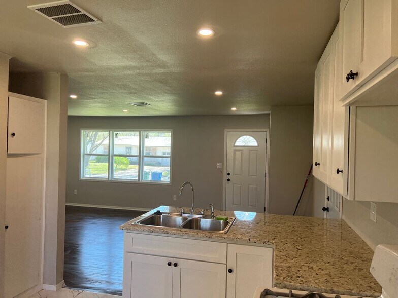 Building Photo - 727 E 33rd St N