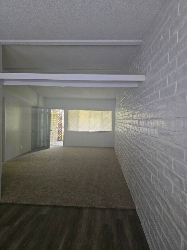 Building Photo - Large 2 bedroom Central location with AC!!