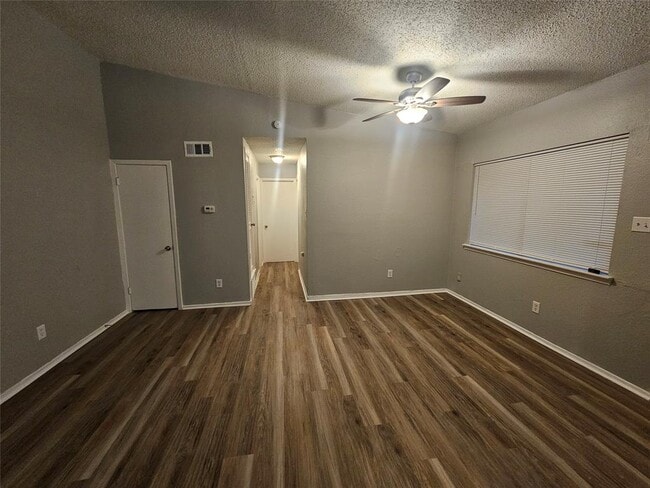 Building Photo - 6715 Sandshof Dr