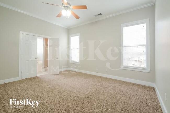 Building Photo - 4587 Clubview Dr