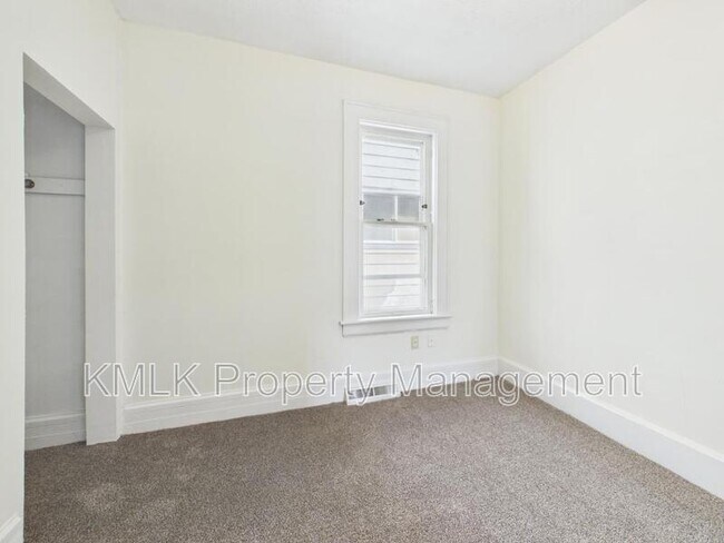 Building Photo - 484 Crouse St