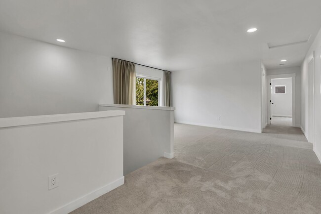 Building Photo - 4 Bedroom 3.5 Bath Home Near Kentlake High School